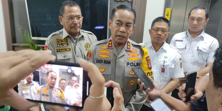 Irjen Pol Andi Rian Djajadi diwawancarai wartawan usai pamitan dengan Ketua DPRD Kalsel H Supian HK. (foto : istimewa)