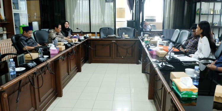 Komisi IV DPRD Kalsel saat audensi dengan Foni Kalsel. (foto : istimewa)