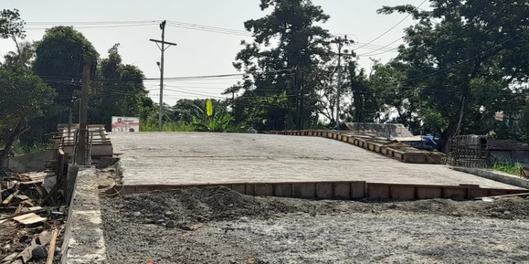 Pengerjaan jembatan Padat Karya, Sungai Andai yang masih belum selesai. (foto : shn/seputaran)