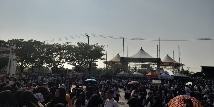 Ribuan guru saat apel memperingati Hari PGRI dan Guru Nasioanal di Halaman Pemko Banjarmasin. (foto : shn/seputaran)