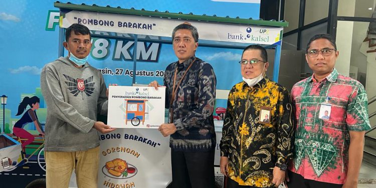 Penyerahan Rombong Barokah oleh Direktur Utama Bank Kalsel Fachrudin kepada tiga pedagang prasejahtera, didampingi Direktur UPZ Bank Kalsel M Fajri Muhtadi. (foto : istimewa)