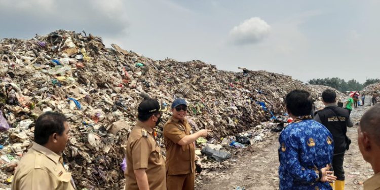 Walikota Banjarmasin H Ibnu Sina saat peninjauan TPA Basirih. (foto : shn/seputaran)