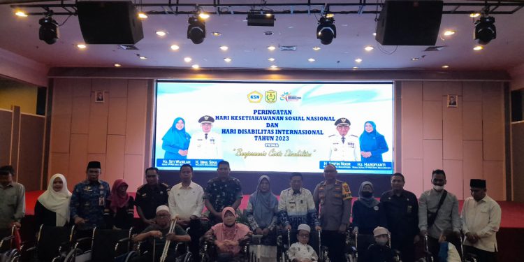 Penyandang disabilitas di Banjarbaru foto bersama di sela peringatan HKSN dan HDI. (foto : shn/seputaran)