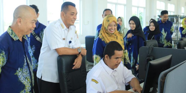 Saat lembaga lain kunjungan ke Perpustakaan Palnam Dispersip Kalsel. (foto : istimewa)