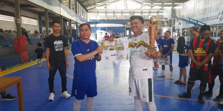 Perwakilan tim FWB saat saat menerima Piala yang diserahkan Ketua PWI Kalsel Zainal Helmie. (foto : shn/seputaran)