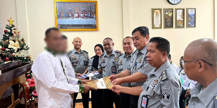 Perwakilan WBP saat menerima surat remisi dari Kemenkumham Kalsel. (foto : istimewa)