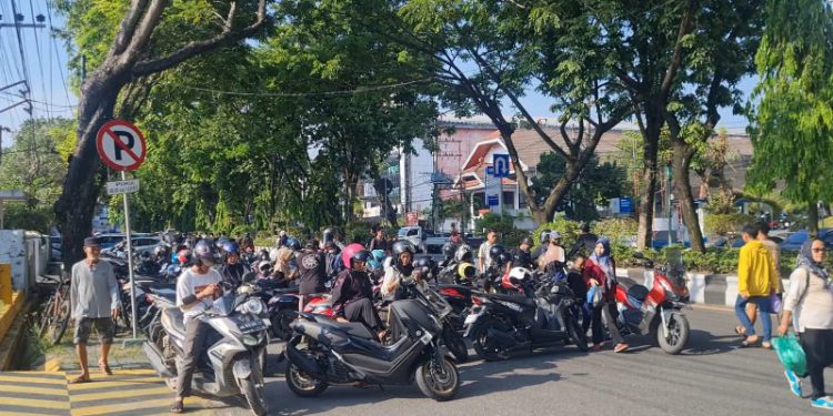 Kawasan Jalan Lambung Mangkurat yang dimanfaatkan untuk lokasi parkir. (foto : shn/seputaran)