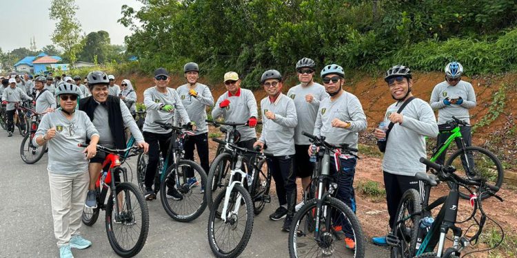 Gowes bareng Pemkab Tabalong dengan Bank Kalsel. (foto : istimewa)