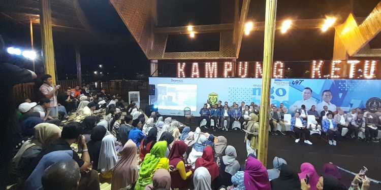 Walikota Banjarmasin H Ibnu Sina dan jajaran saat Ngobras akhir Tahun 2023 bersama masyarakat dan komunitas. (foto : shn/seputaran)