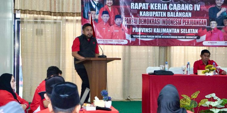 Ketua DPD PDI Perjuangan Kalsel M Syarifuddin disapa Bang Dhin saat memberikan sambutan pada Rakercab PDI Perjuangan Balangan. (foto : istimewa)