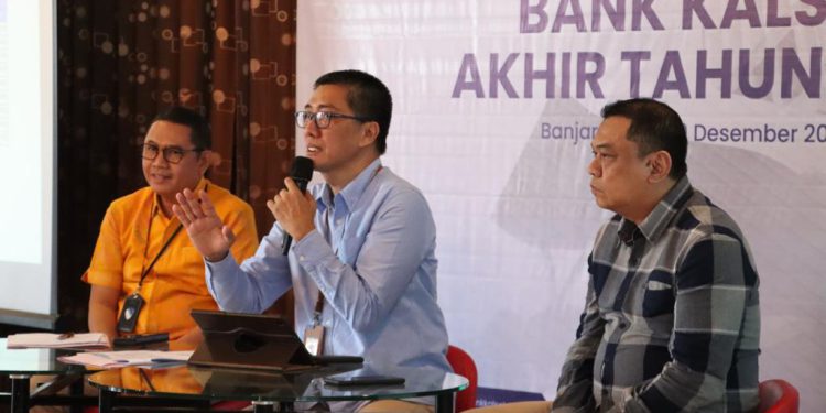 Dirut Bank Kalsel Fachrudin saat press conference Bank Kalsel akhir tahun 2023. (foto : istimewa)