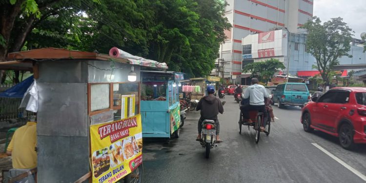 PKL yang berada di pinggir jalan kawasan eks Bank Panin ini akan direlokasi ke kawasan RTH Kamboja. (foto : shn/seputaran)