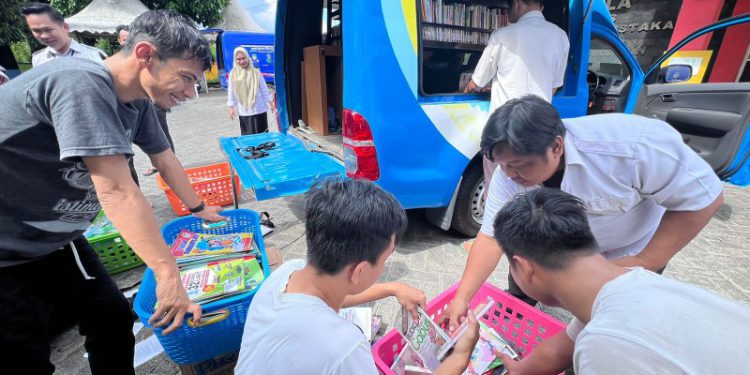 Tim Pusling Palnam Dispersip Kalsel saat bersih-bersih armada. (foto : istimewa)