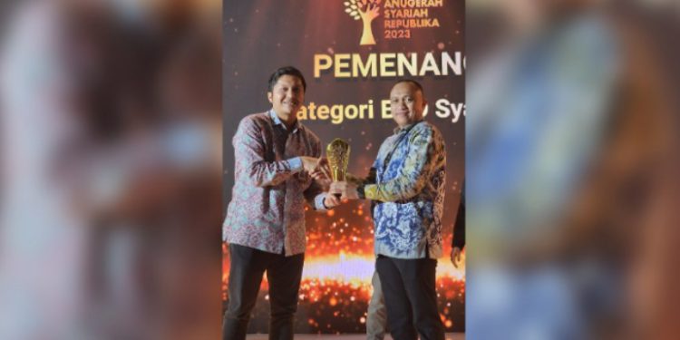 Penyerahan penghargaan Anugerah Syariah Republika 2023. (foto : istimewa)