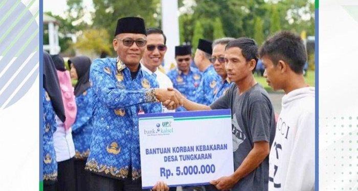 Penyerahan bantuan kepada Usman, korban kebakaran di Desa Tungkaran. (foto : istimewa)