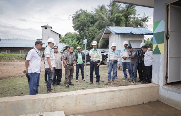 Rombongan Komisi III DPRD Kalsel saat meninjau penampungan air PT Adaro. (foto : istimewa)