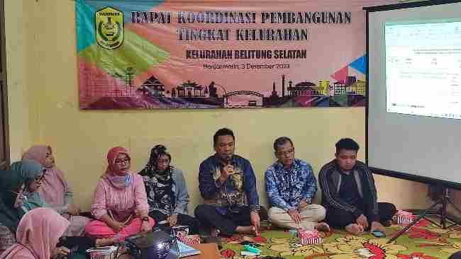 RAPAT KOORDINASI: Anggota DPRD Banjarmasin Dapil Banjarmasin Barat, H Deddy Sophian mengikuti Rapat Koordinasi Pembangunan Tingkat Kelurahan di Kantor Kelurahan Belitung Selatan.