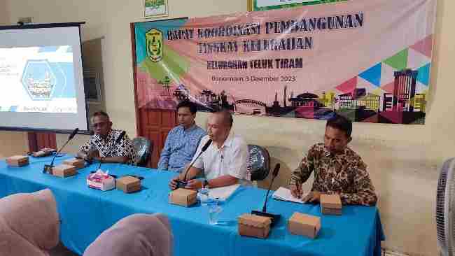 RAPAT KOORDINASI: Anggota DPRD Banjarmasin Dapil Banjarmasin Barat, Gusti Yuli Rahman mengikuti Rapat Koordinasi Pembangunan Tingkat Kelurahan di Kantor Kelurahan Teluk Tiram Banjarmasin.