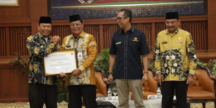 Gubernur Kalsel H Sahbirin Noor atau Paman Birin saat penyerahan DIPA dan TKD 2024. (foto : istimewa)