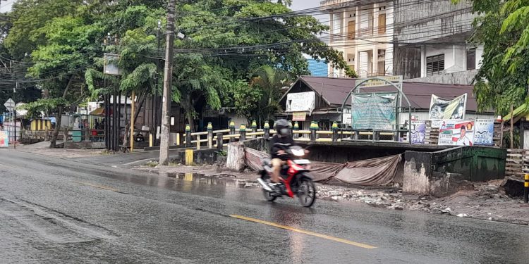 Salah satu TPS yang ada di tepi jalan di Banjarmasin yang akan dihilangkan. (foto : shn/seputaran)