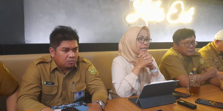 Kepala Dinas PUPR Banjarmasin Suri Sudarmadiyah saat jumpa pers dengan awak media. (foto : shn/seputaran)