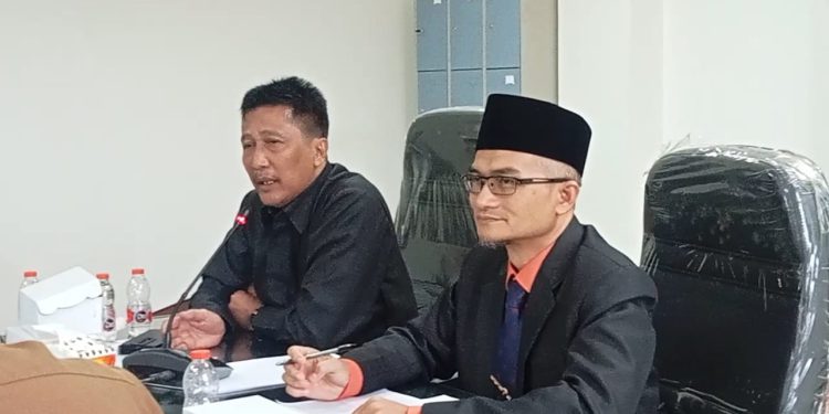 Ketua Komisi II DPRD Banjarmasin Awan Subarkah dan Wakil Ketua Bambang Yanto Purnomo saat RDP dengan BPKPAD. Banjarmasin. (foto : sna/seputaran)