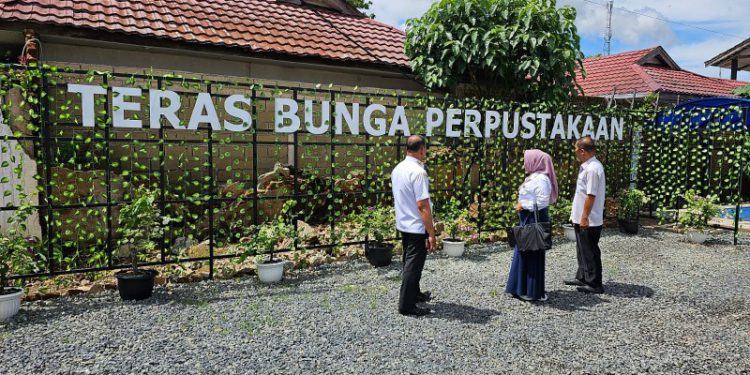 Kepala Dispersip Kalsel Hj Nurliani Dardie saat melihat Teras Bunga Perpustakaan HSS. (foto : istimewa)