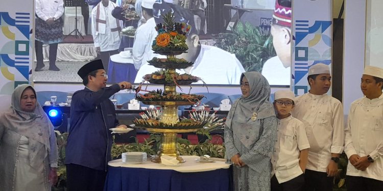 Walikota Banjarmasin H Ibnu Sina didampingi istri Hj Siti Wasilah saat potong kue astakona di Miladnya ke-49. (foto : shn/seputaran)