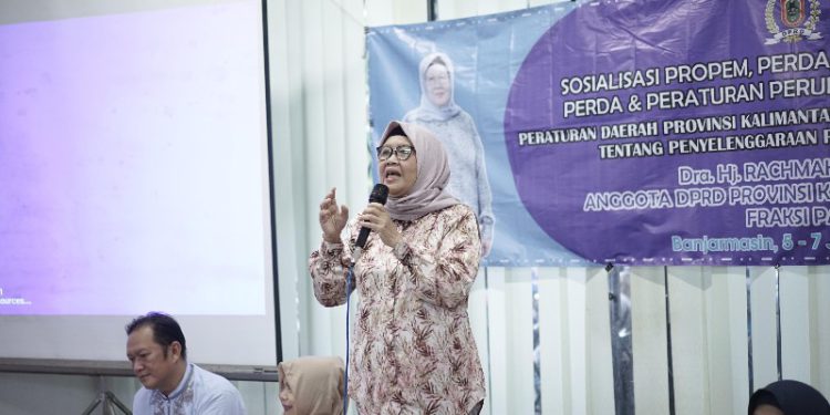 Ketua Komisi I DPRD Kalsel, Hj. Rachmah Norlias saat menggelar Sosper Nomor 8 Tahun 2018 tentang Penyelenggaraan Pengelolaan Sampah. (foto : istimewa)