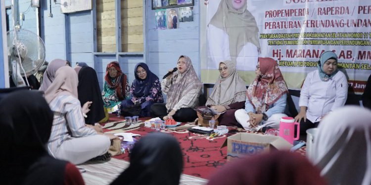 Wakil Ketua DPRD Kalsel Hj. Mariana saat Sosper Perda Nomor 11 Tahun 2018 tentang Pemberdayaan Perempuan dan Perlindungan Anak di Dusun Berkah, Desa Beruntung Raya, Kecataman Satui, Tanah Bumbu. (foto : istimewa)