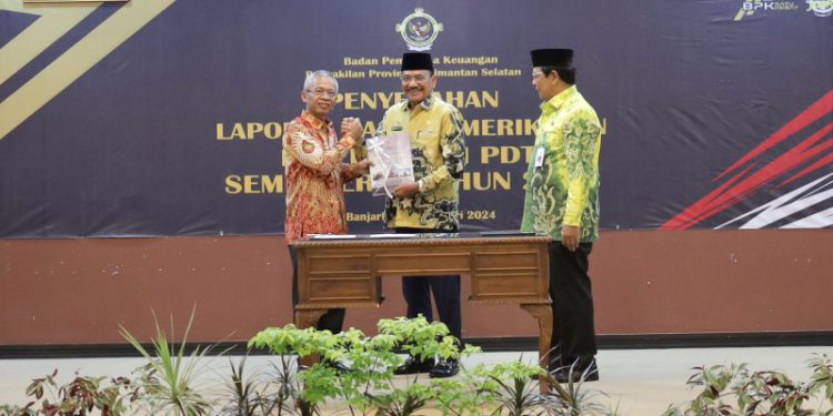 Ketua DPRD Kalsel DR (HC) H Supian HK bersama Gubernur Kalsel menerima LHP dari Kepala BPK RI. (foto : istimewa)