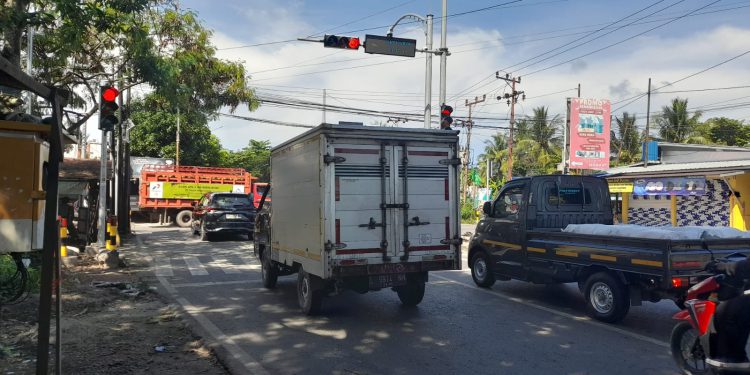 Masih Ada Pengendara Melanggar Isyarat Traffic Light Simpang 4 Gerilya. (foto : shn/seputaran)