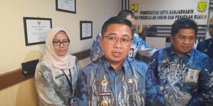 Walikota Banjarmasin H Ibnu Sina diwawancarai di sela kunjungan ke Dinas PUPR Banjarmasin. (foto : shn/seputaran)