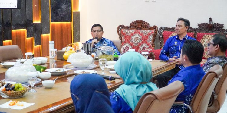 Walikota Banjarmasin H Ibnu Sina saat kunjungan ke Dinkes Banjarmasin. (foto : shn/seputaran)