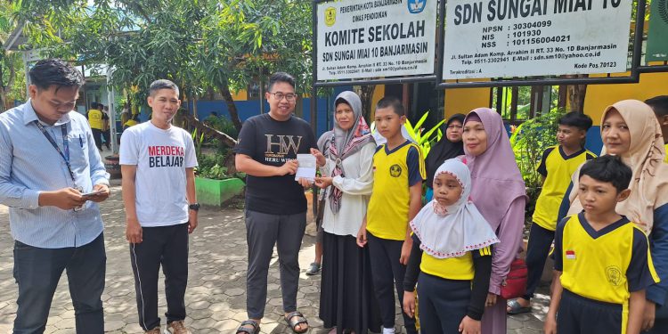 Bantuan PIP diserahkan oleh Anggota Fraksi PKB DPR RI Heru Widodo melalui perwakilannya Ahmad Baihaqie, Ketua DPC Gemasaba Banjarmasin yang turut dihadiri Akhmad Rifqy Amin dan Adnan Petugas Bansos BRI Bnjarmasin Samudera, serta Kelapa SDN Sungai Miai 10 Banjarmasin Ahmad Syadzali. (foto : putza/seputaran)