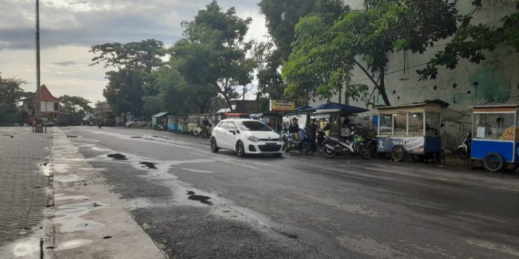 PKL eks Bank Panin yang menempati relokasi di sisi jalan aspal kawasan RTH Kamboja. (foto : shn/seputaran)