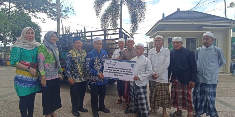 Penyerahan bantuan 1 ekor sapi kepada Pengurus Masjid Syiarus Sholihin. (foto : istimewa)