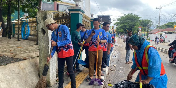 Pegawai Dispersip Kalsel saat melakukan aksi bersih-bersih di kawasan Haul Guru Sekumpul. (foto : istimewa)