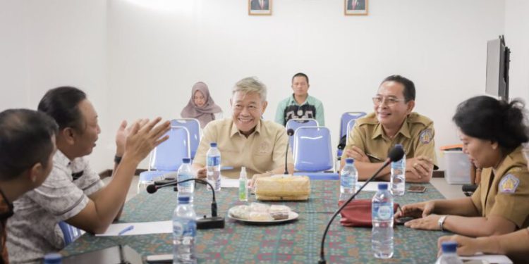 Ketua Komisi II DPRD Kalsel Imam Suprastowo didampingi Sekretaris Komisi II DPRD Kalsel HM Iqbal Yudiannoor saat kaji tiru ke DPMPTSP Bali. (foto : istimewa)