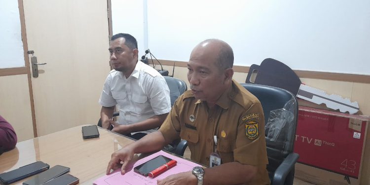 Kepala Bidang Pertamanan dan Sarana Prasarana (PSP) DLH Banjarmasin Muhammad Fauzi Noor bersama Kontraktor Taman Jahri Saleh Faisal Riza saat membantah tudingan LSM. (foto : shn/seputaran)