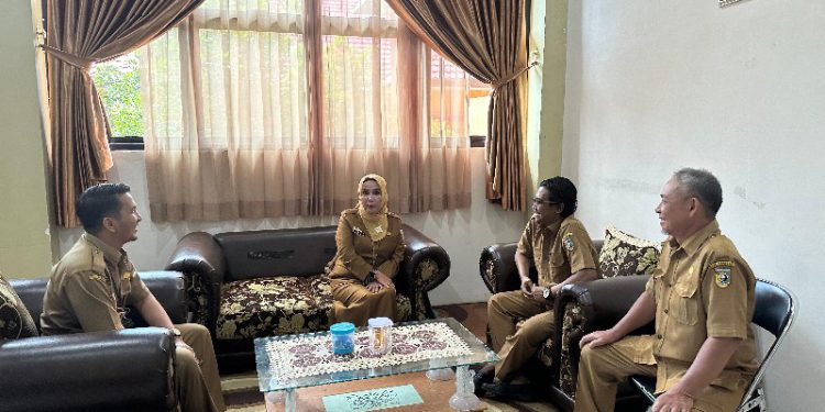 Kepala Dispersip Kalsel Hj Nurliani Dardie atau Bunda Nunung saat kunjungan ke Dispusip Tala. (foto : istimewa)