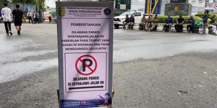 Rambu-rambu larangan parkir yang dipajang di kawasan Jalan Lambung Mangkurat. (foto : shn/seputaran)