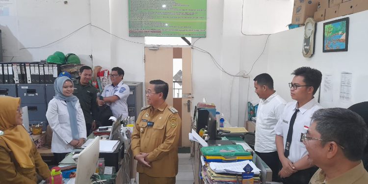 Walikota Banjarmasin H Ibnu Sina saat kunjungan ke DLH Banjarmasin. (foto : shn/seputaran)