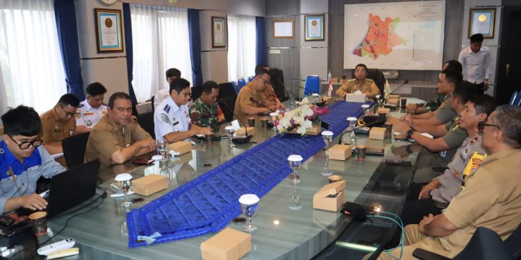 Walikota Banjarmasin H Ibnu Sina saat memimpin rapat koordinasi Pemko Banjarmasin dengan pihak pedagang Pasar Pagi Minggu. (foto : shn/seputaran)