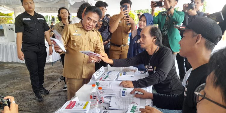 Wakil Walikota Banjarmasin H Arifin Noor saat hadir di simulasi pemungutan suara yang digelar KPU Banjarmasin. (foto : shn/seputaran)