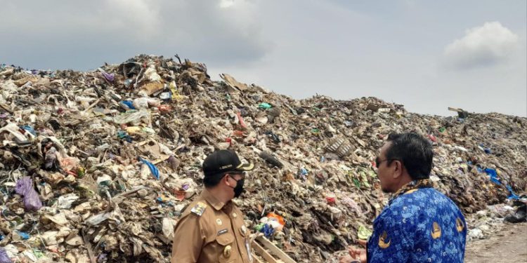 Walikota Banjarmasin H Ibnu Sina saat meninjau TPA Basirih. (foto : shn/seputaran)