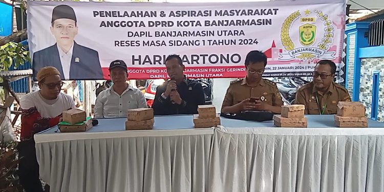 Anggota DPRD Banjarmasin Hari Kartono saat reses dengan warga kelurahan Sungai Andai. (foto : sna/seputaran)