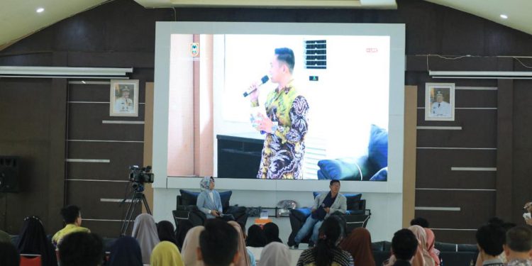 Kegiatan Bedah Buku “Meratus, Izinkan Aku Jatuh Cinta” yang digelar Dispersip Kalsel. (foto : istimewa)