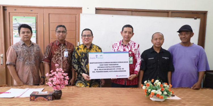 Penyerahan bantuan UPZ Bank Kalsel kepada korban terdampak kebakaran di Kelayan Besar 2. (foto : istimewa)