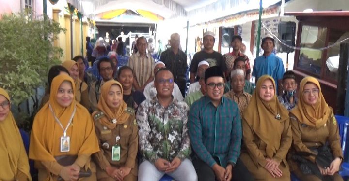 Anggota DPRD Banjarmasin Rahman Nanang Riduan berfoto bersama warga Pekauman di sela kegiatan reses. (foto : sna/seputaran)